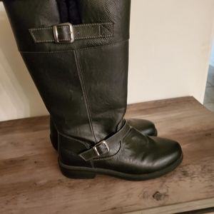 Black women's weatherproof boots, size 8.5, great condition. Worn twice.